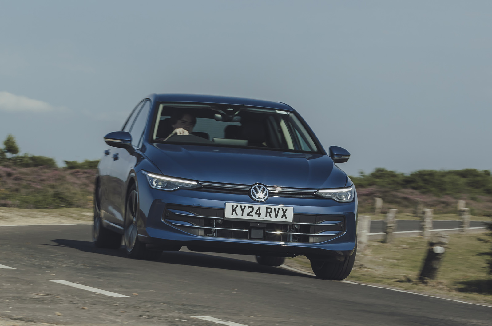 VW Golf eHybrid en virage avant VW Golf eHybrid en virage avant
